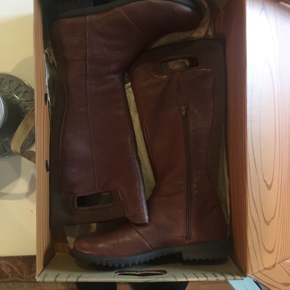 Brand New WATERPROOF Bog Boots!!***