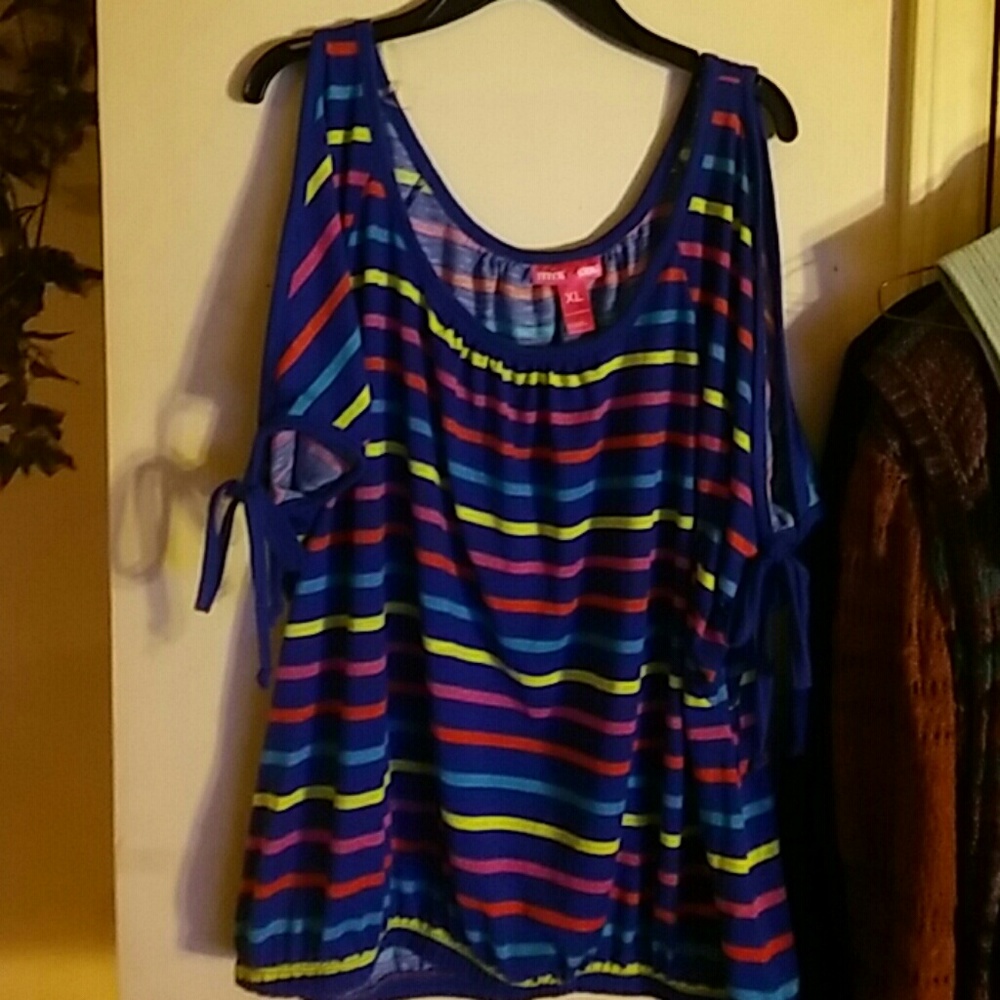 Sz xl cold shoulder top by Mix&co