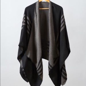 BB Dakota Poncho Black NWT