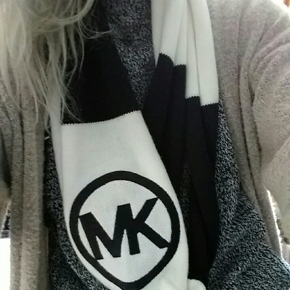 *SOLD* Michael Kors Black&White Infinity Scarf