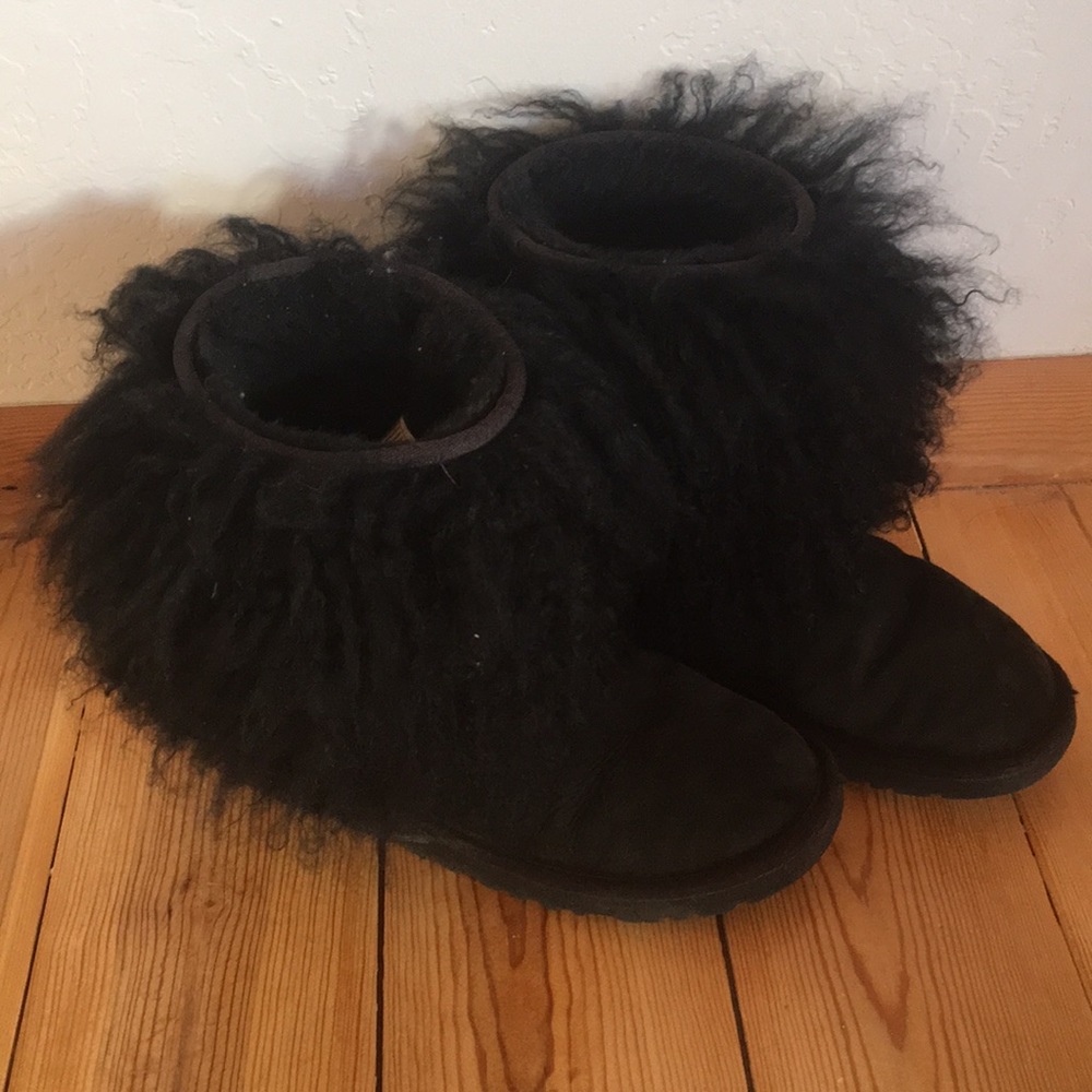 Black Uggs size 6