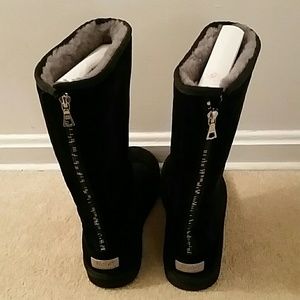 Uggs boot with back zipper
