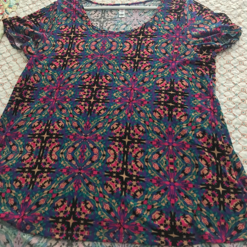 EUC LuLaRoe Classic T