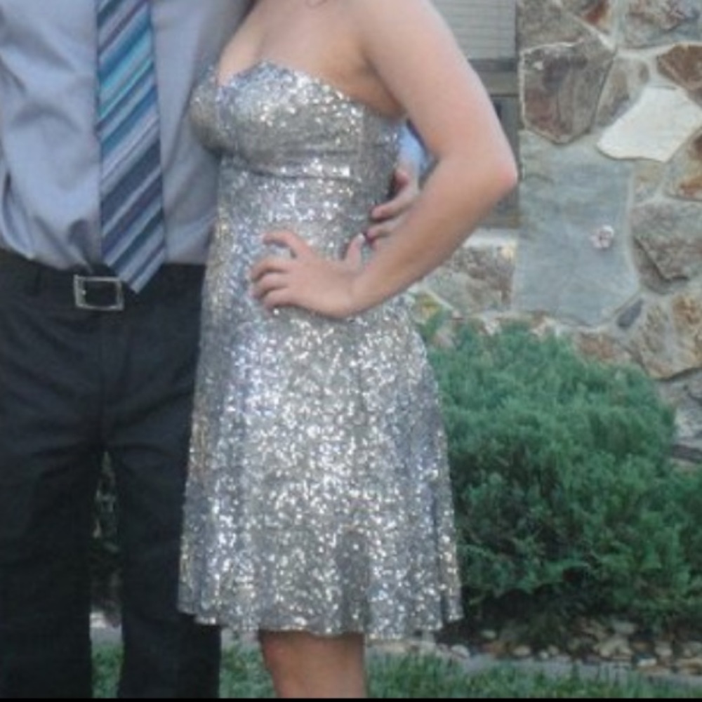 Silver & Gold detailed homecoming / prom dress!
