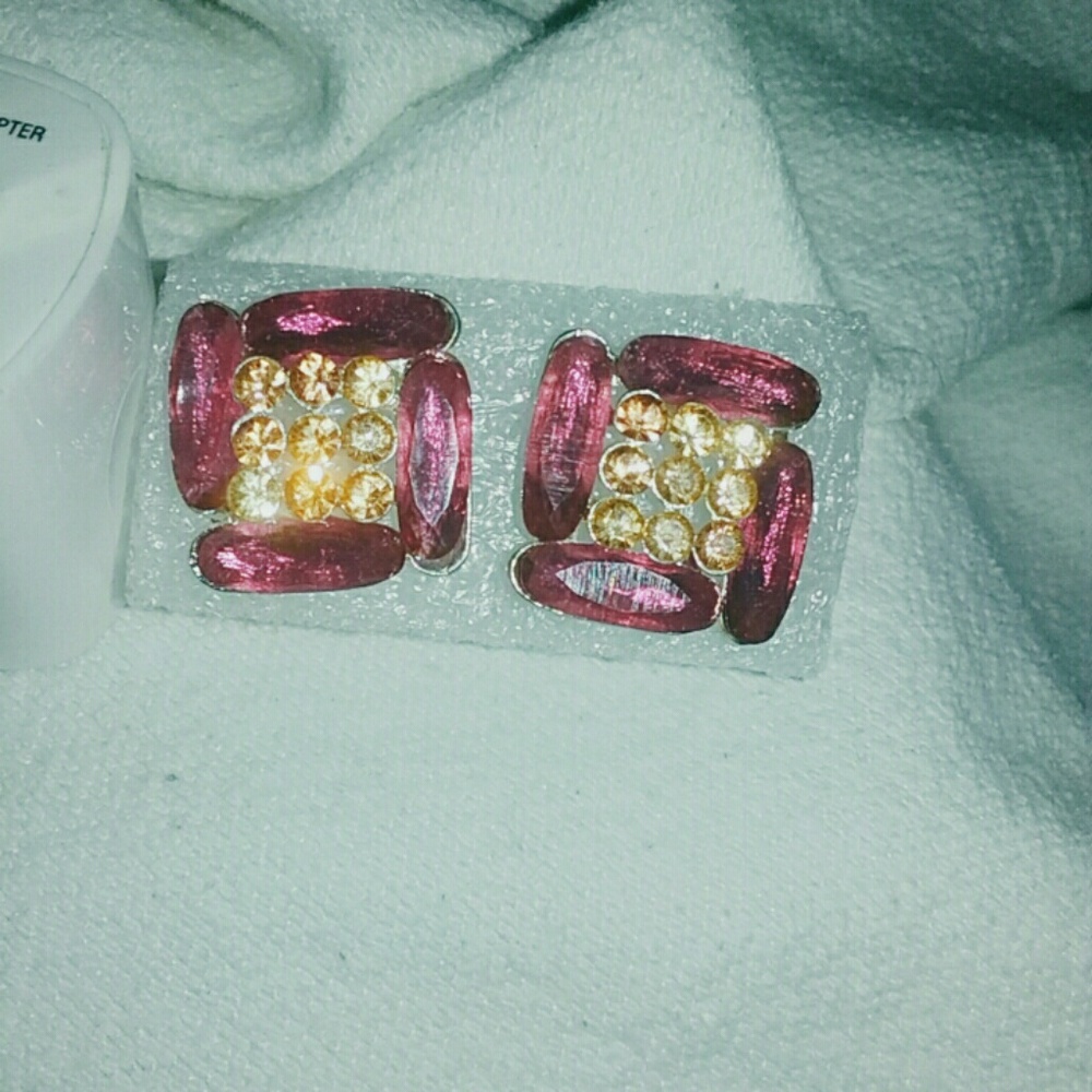 Beautiful Pink 🎀 and golden Crystal Earrings.