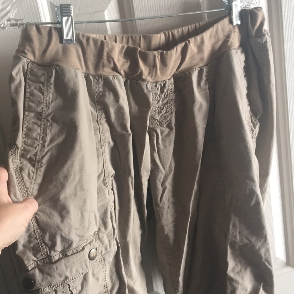 Motherhood maternity cargo Capri pants