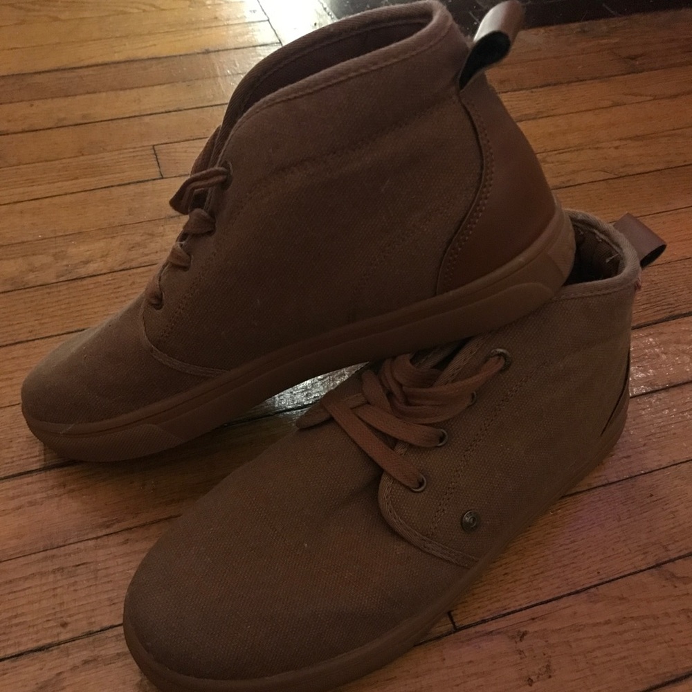 Brown Levi’s Shoes - Mids !!