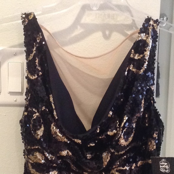 Perfect holiday dress - Picture 2 of 4