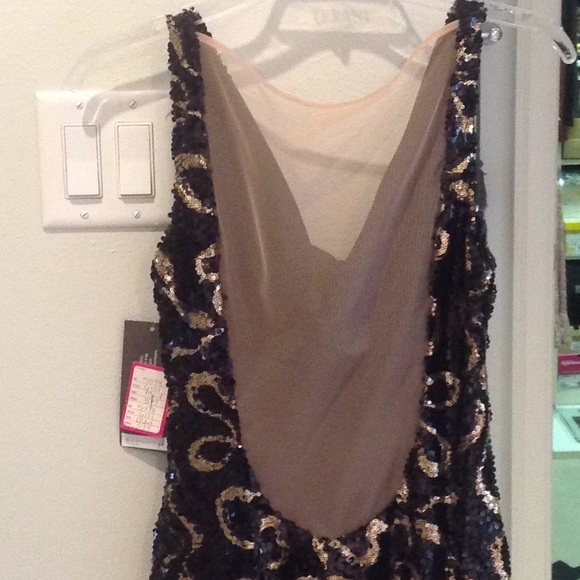 Perfect holiday dress - Picture 3 of 4