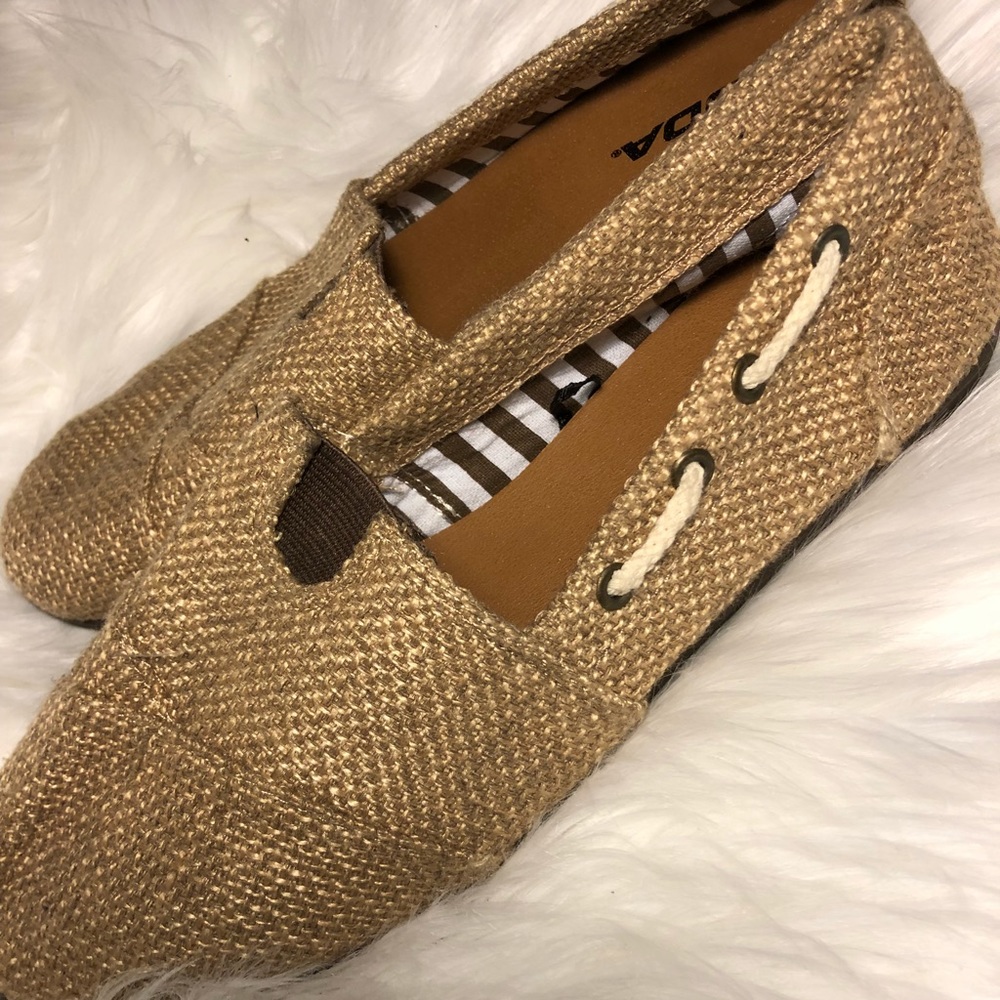 Flat slip-ons Burlap bag look.