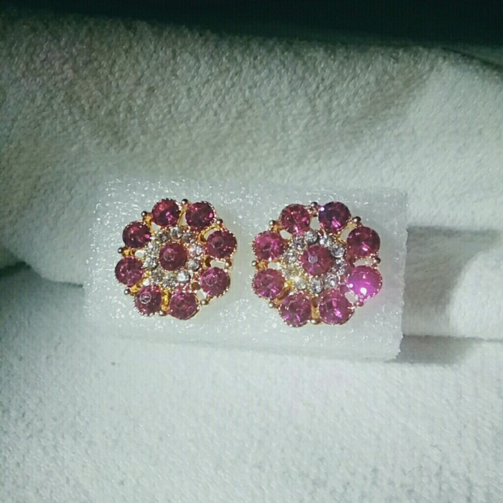 Golden earrings with Pink 🎀 and clear Crystals