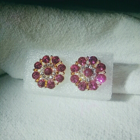Golden earrings with Pink 🎀 and clear Crystals - Picture 1 of 4