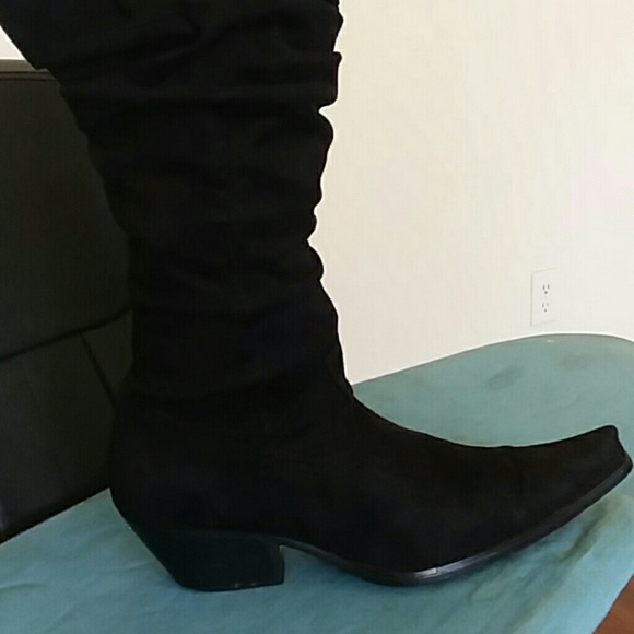 Black pointed toe suede boots - Picture 2 of 4