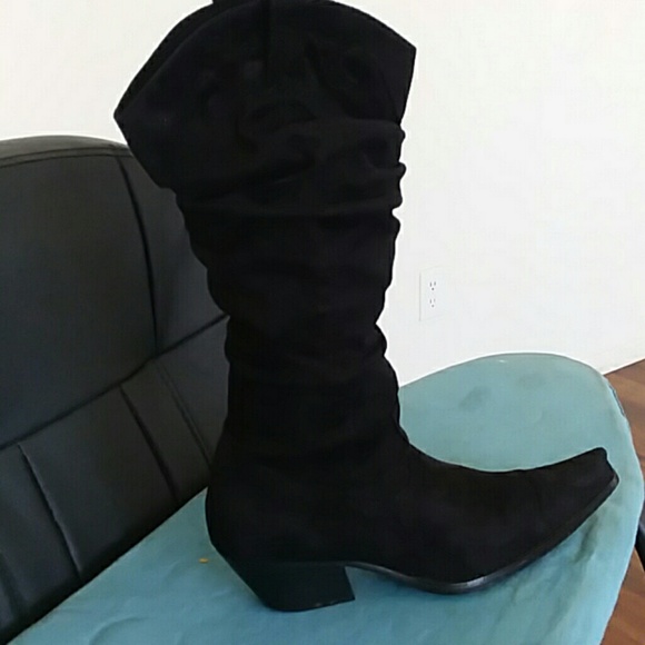 Black pointed toe suede boots - Picture 3 of 4