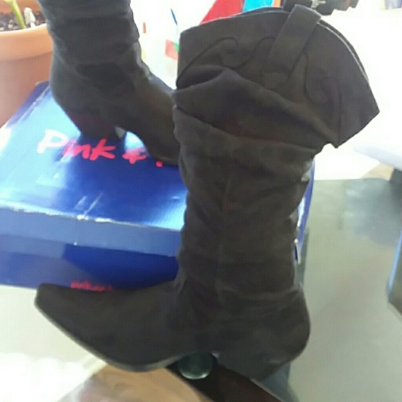 Black pointed toe suede boots - Picture 4 of 4