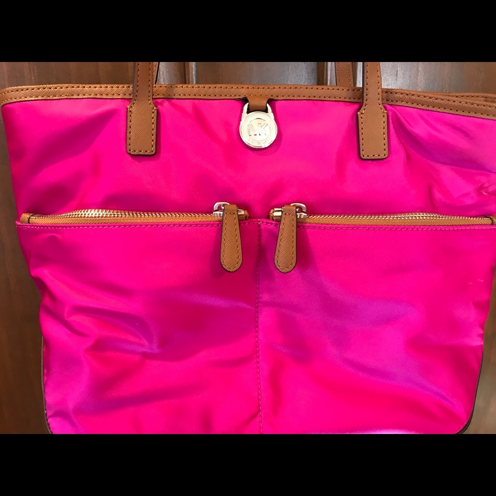 Michael Michael Kors purse. Barely used. Fuschia.