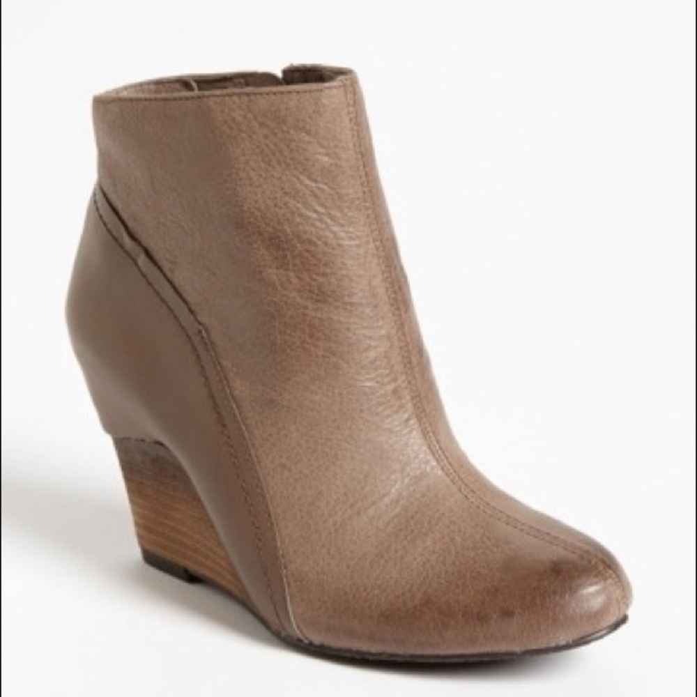 VINCE CAMUTO Hillari' Boot sz 10