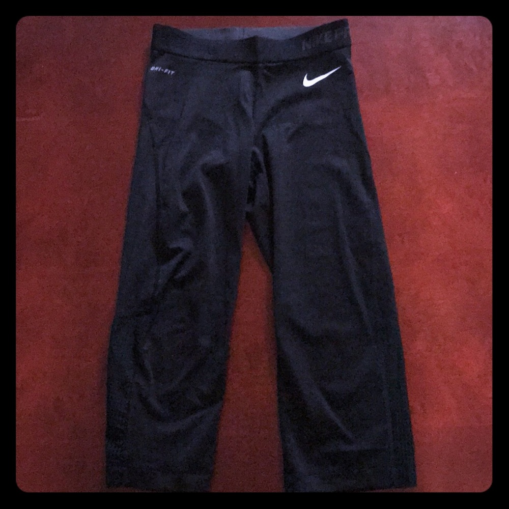 Nike Pro Dri-Fit capris leggings