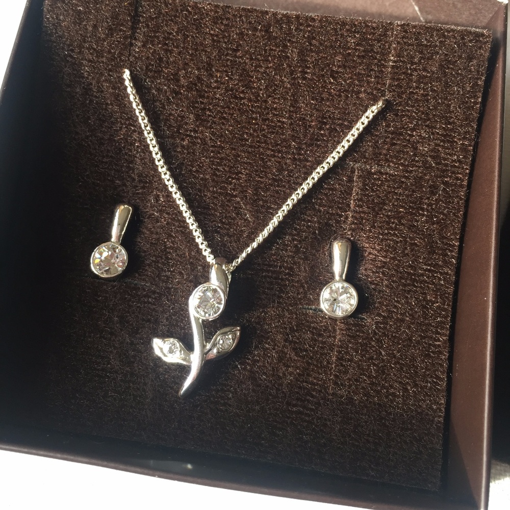 Unique by Yanbal Jewelry Necklace Earrings Set