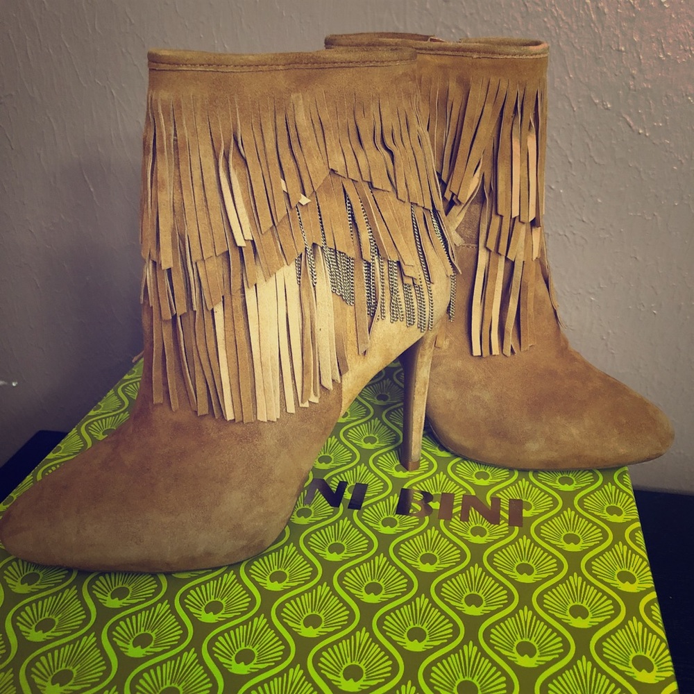 NWT - Gianni Bini Keyara Suede Booties in Fawney