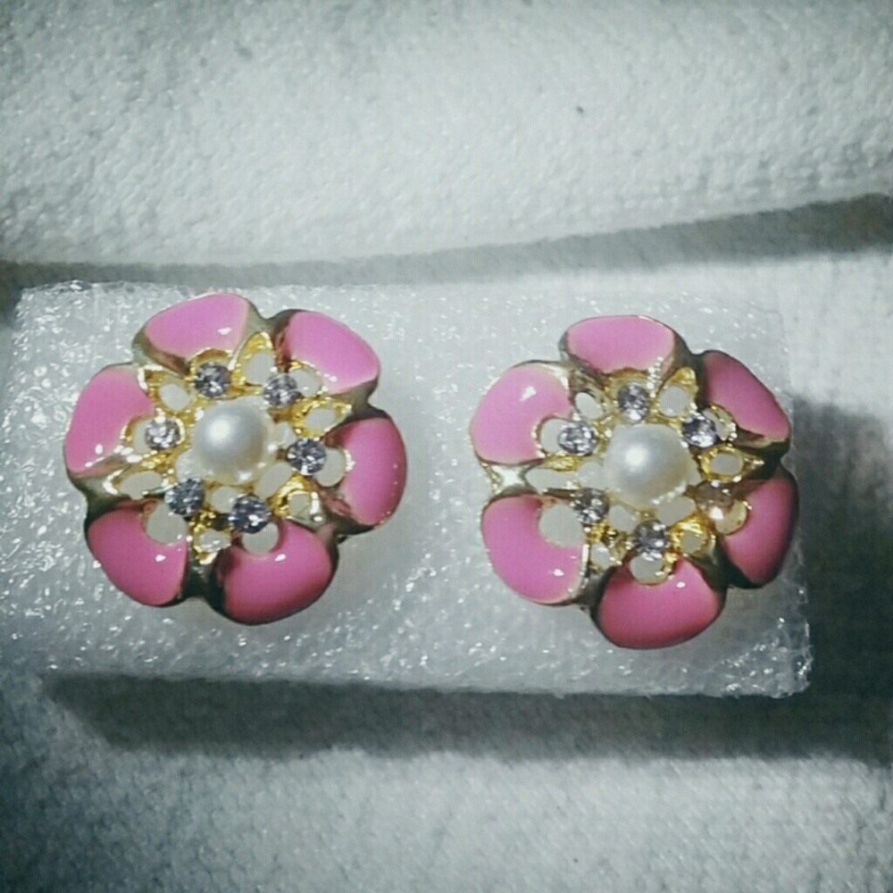 Pink 🎀 Enamel, Flower 🌸shaped earrings