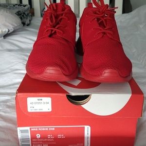 nike roshe run triple red