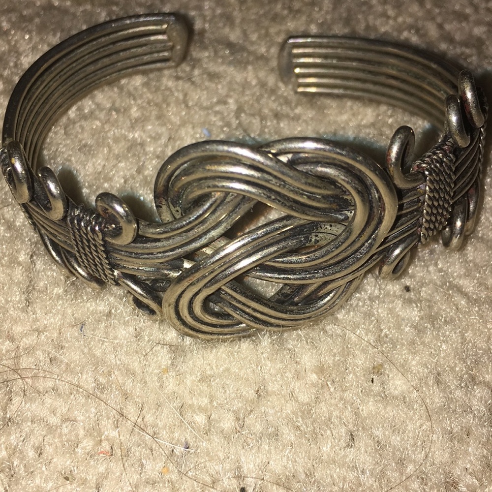 Metal bangle bracelet
