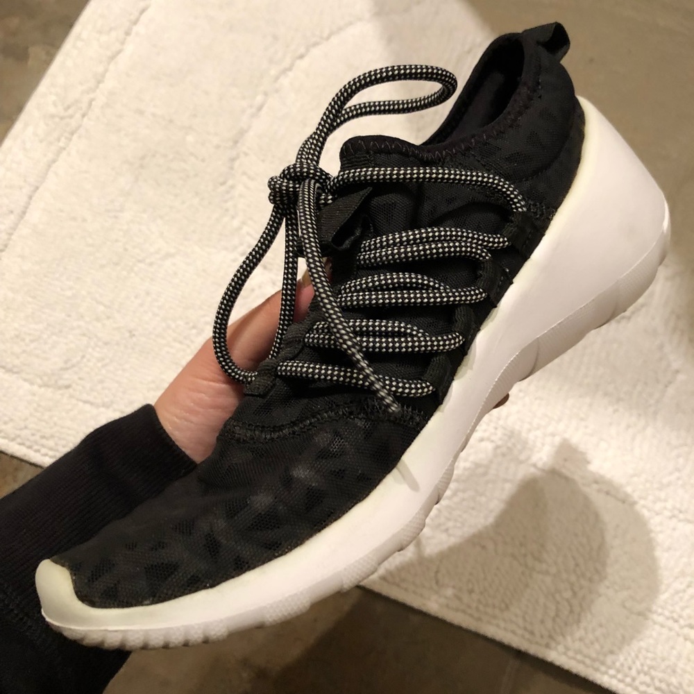 Nike Payaa Black/White Womens 8