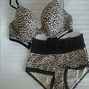 NWT, Victoria's Secret leopard bra set