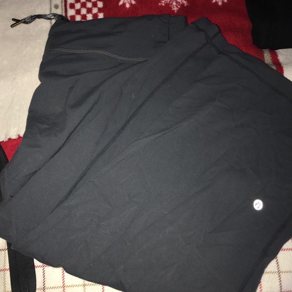 Gray cropped lululemon capri pants