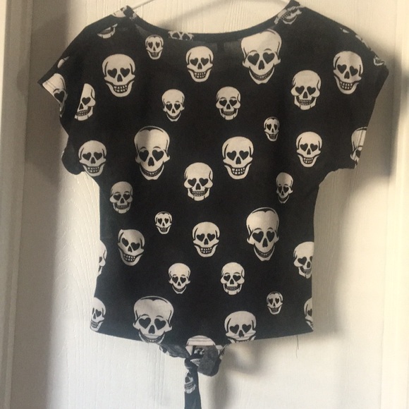 Cute crop top with skull pattern and tie - Picture 2 of 3