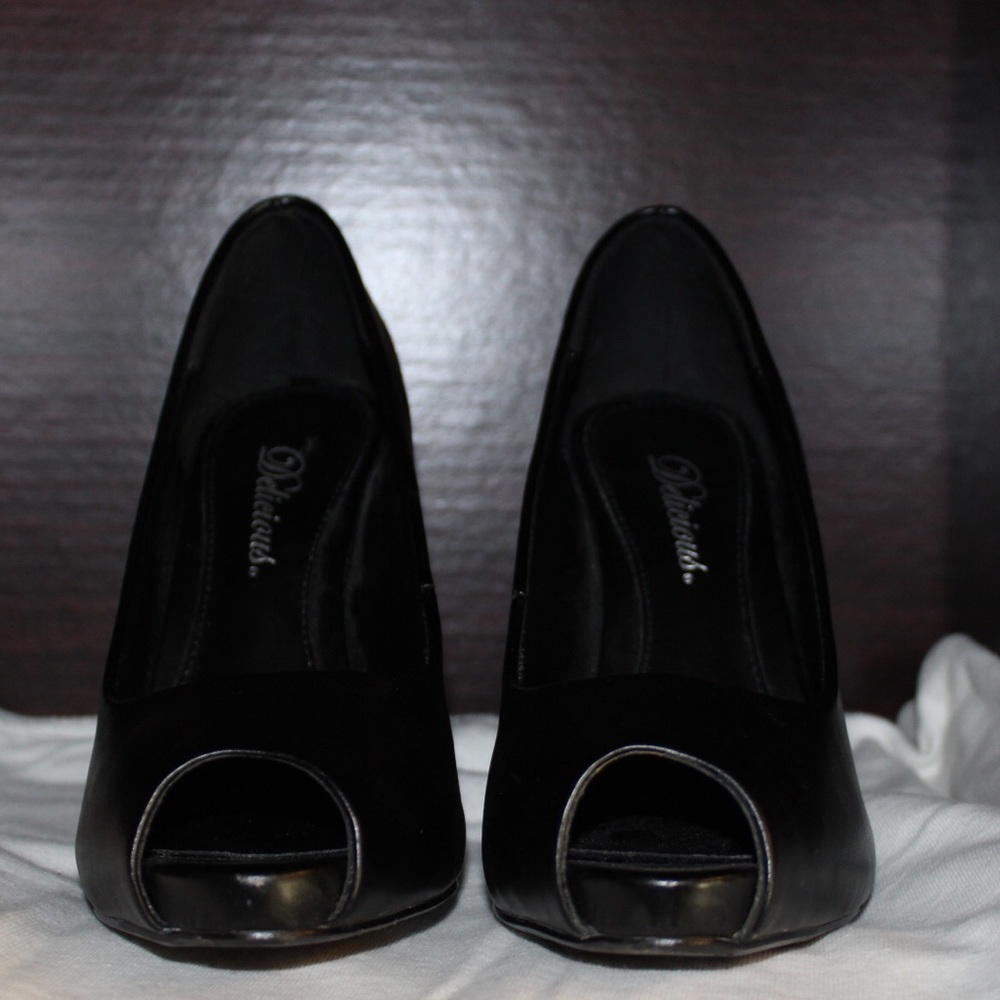 Delicious black leather heels size 7