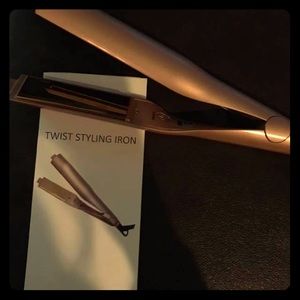 Twist styling iron