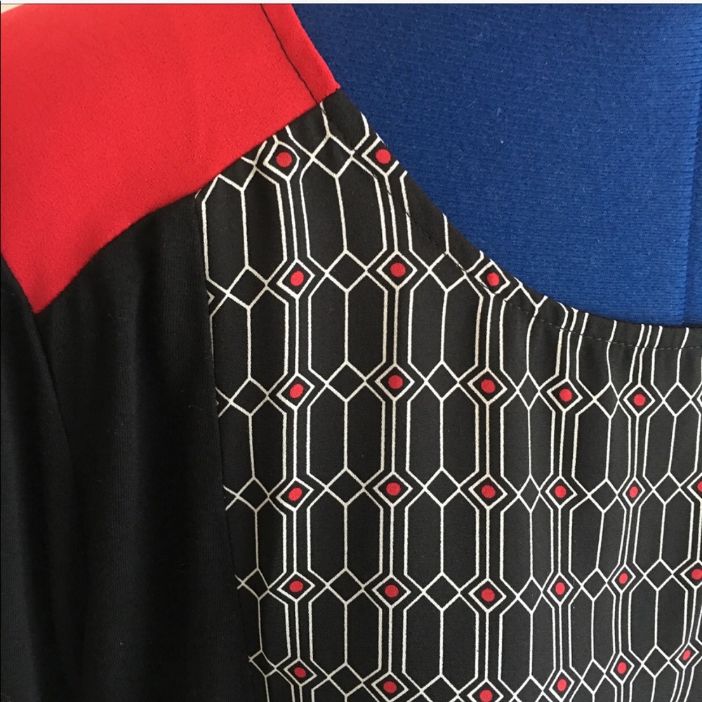 Black and Red Pattern Tunic Top - Picture 2 of 6