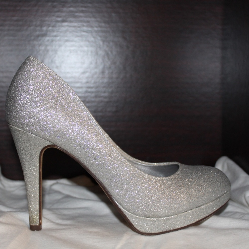 Delicious silver sparkle shoes, size 7