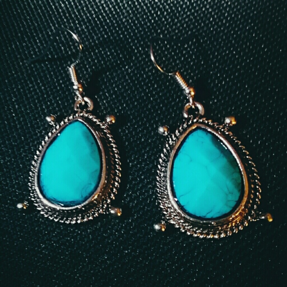Vintage Turquoise look. Tear drop shape earrings
