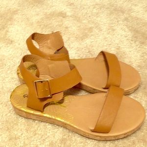 Quipid  Flat-form Sandals Like New Size 7