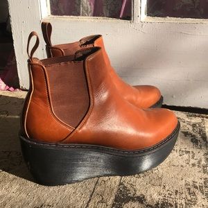Tan leather platform Dr. Martens
