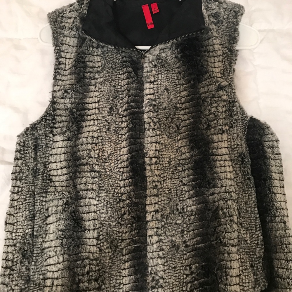 5/48 faux fur vest in grey/black/white snake print