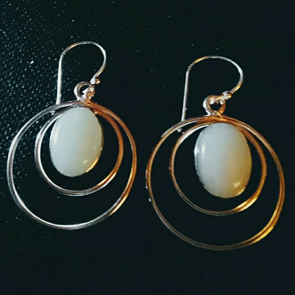 925ss Drop circle earrings. The middle has a stone