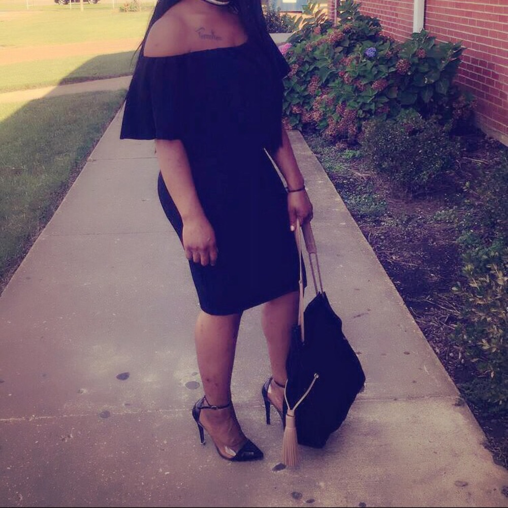 Black Off Shoulder Fitted Dress 👗