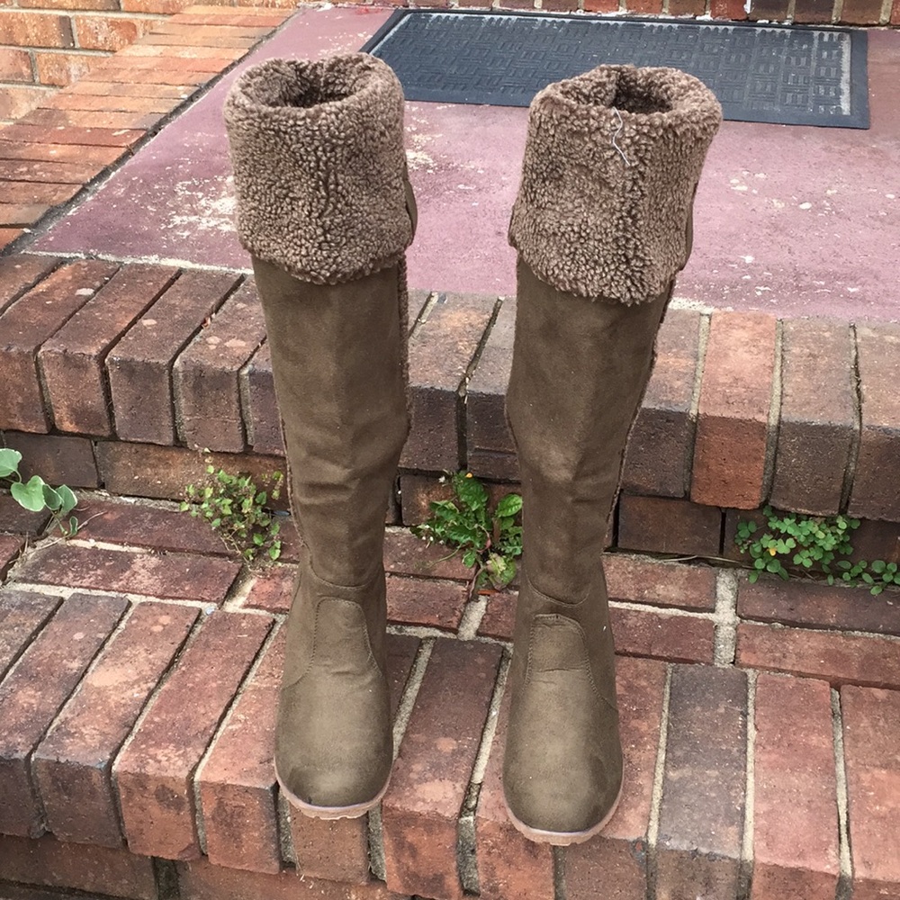 OLIVE FAUXSUEDE SHEEPWOOL CUFF CALFHIGH WEDGE BOOT
