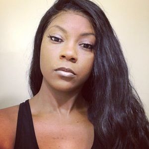 Meet your Posher, Dee