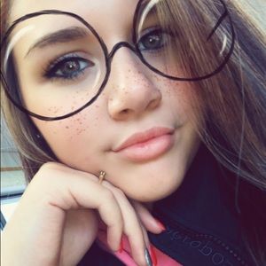 Meet your Posher, Crystal