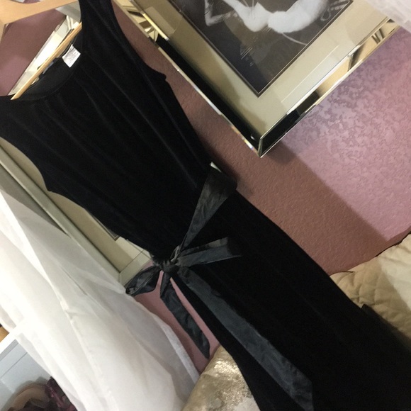 Lux black velvet dress with a satin bow - Picture 2 of 3