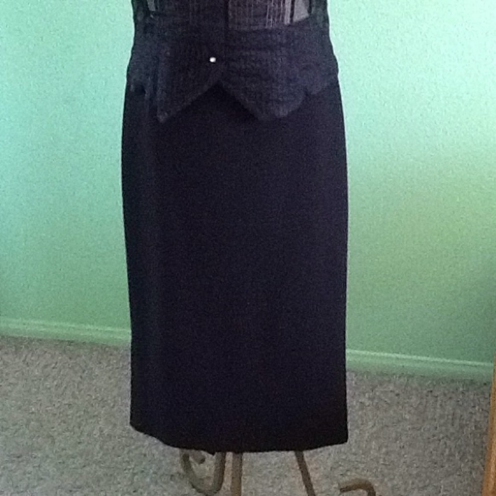 Size 6 D&G made in Italy wool blend black skirt