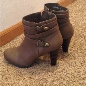 Lady's 8 1/2 ankle boots