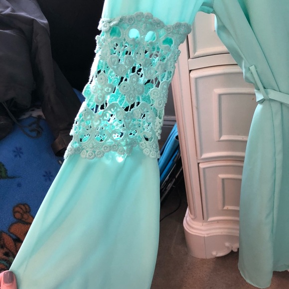 Francesca’s Bell-sleeved Dress - Picture 4 of 6