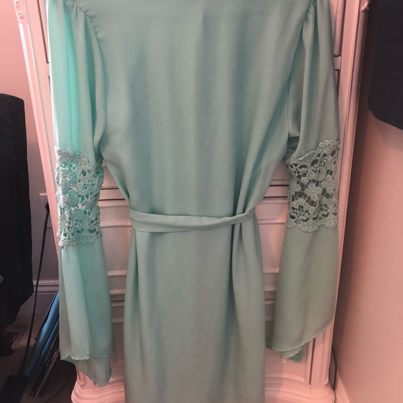 Francesca’s Bell-sleeved Dress - Picture 5 of 6