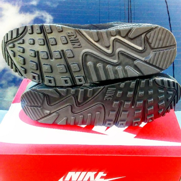 Men's Nike Air Max 90 Essential (Size 12) - Picture 6 of 8